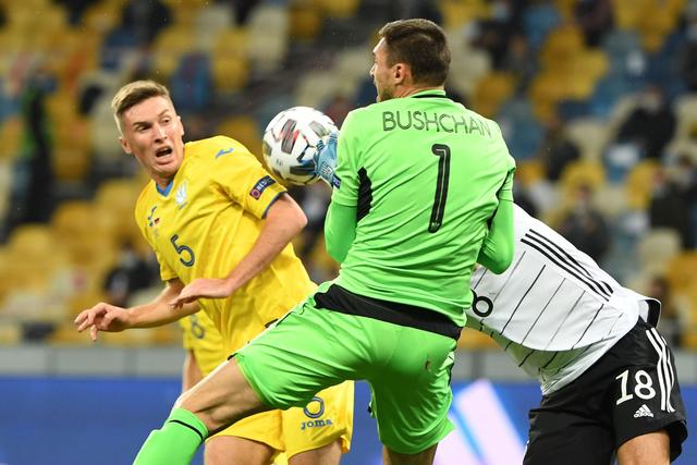 姆巴佩球员通道内找队友沟通没人理